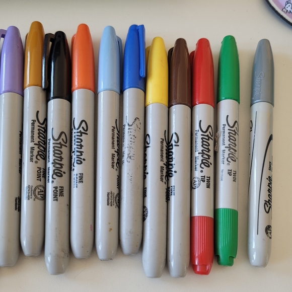 SHARPIE Color 24 Set: Includes 1 Silver Metallic Sharpie - Picture 5 of 7